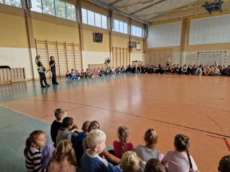 SPOTKANIE Z POLICJANTKAMI W RAMACH  ,, TYGODNIA BEZPIECZEŃSTWA''.